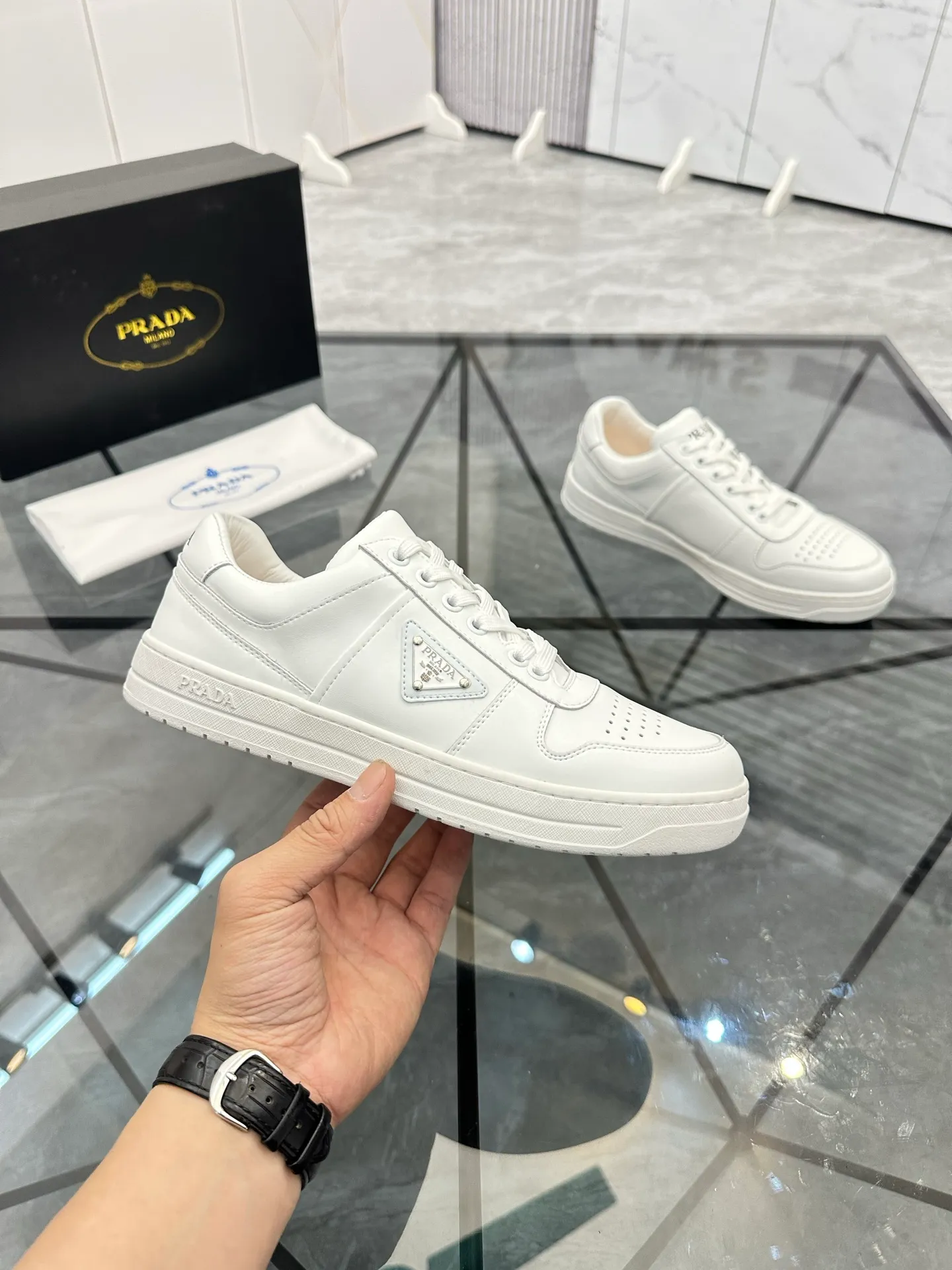 Men's shoes: 💰P400¥ Product trademark: Prada *"Prada*" low-top casual shoes Regular size: 38-44 (can be customized to 45) Product materials: imported cowhide upper, sheepskin lining, original outsole. Number: 020